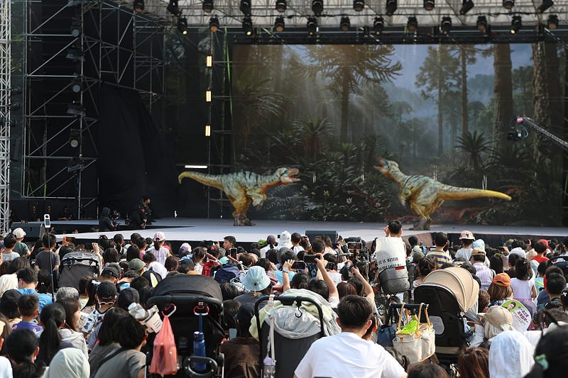 2026高雄兒童節舞台有一比一擬真恐龍演出。&nbsp;&nbsp;&nbsp;圖：高雄市政府教育局/提供