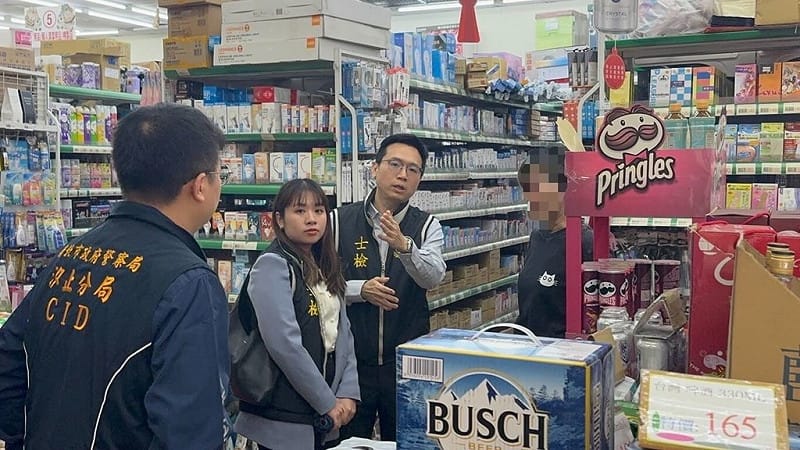 士林地檢署表示，3日赴汐止區2個賣場，重點針對塑膠袋、免洗包材等民生用品，除掌握價格與供貨變動情形外，並向業者宣達政府穩定物價政策，同時聽取現場意見。（士林地檢署提供）中央社記者劉世怡傳真 115年4月3日&nbsp;&nbsp;&nbsp;