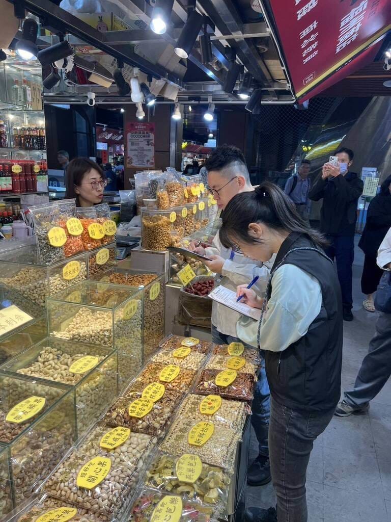 法務部3日表示，因應近來市面上塑料製品供需失衡及價格漲幅等疑義，針對夜市、傳統市場攤商、店家進行現場稽查，杜絕遏止哄抬、囤積行為。（法務部提供）中央社記者劉世怡傳真 115年4月3日&nbsp;&nbsp;&nbsp;
