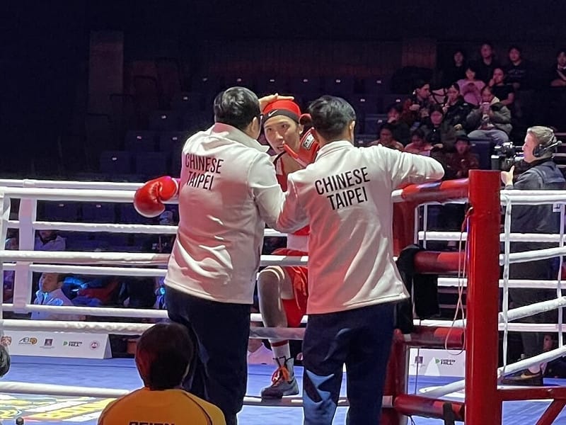 台灣女子拳擊好手黃筱雯（中）3日在蒙古烏蘭巴托亞洲拳擊錦標賽女子54公斤級8強賽登場，教練劉宗泰（前左）、曾自強（前右）在場邊指導，這兩大教練也被粉絲稱為「泰強組合」。（中華民國拳擊協會提供）中央社記者黎建忠傳真　115年4月3日&nbsp;&nbsp;&nbsp;