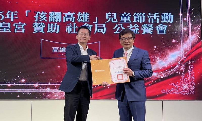 郭添貴(左)感謝高雄林皇宮董事長張志豐(右)贊助社區兒少兒童節餐會。&nbsp;&nbsp;&nbsp;圖：高雄市社會局/提供