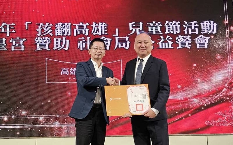 郭添貴(左)感謝高雄市不動產仲介經紀商業同業公會理事長郎德明(右)贊助社區兒少兒童節活動經費。&nbsp;&nbsp;&nbsp;圖：高雄市社會局/提供