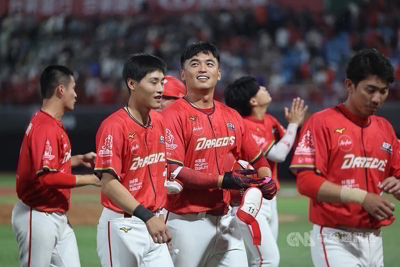 中華職棒味全龍隊3日迎接天母主場開幕戰，與台鋼雄鷹隊交手，終場靠著打者朱育賢（前左2）敲再見安，助隊終場以5比4守住主場勝利，個人並獲選單場MVP。中央社記者趙世勳攝　115年4月3日&nbsp;&nbsp;&nbsp;