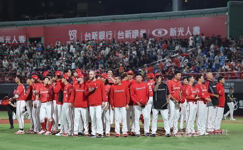 中華職棒味全龍隊3日舉行天母主場開幕戰，終場以5比4擊敗來訪的台鋼雄鷹隊、守住主場勝利，龍隊球員賽後到場中圍圈，向球迷脫帽致意。中央社記者趙世勳攝　115年4月3日&nbsp;&nbsp;&nbsp;