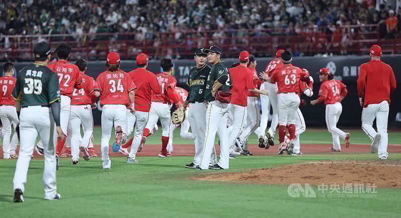 中華職棒味全龍隊3日在主場天母棒球場迎戰台鋼雄鷹隊，為新賽季主場開幕戰，龍隊靠著朱育賢9局下半再見安打搶勝，球員（紅色球衣）在比賽結束時衝進場中慶祝。中央社記者趙世勳攝　115年4月3日&nbsp;&nbsp;&nbsp;