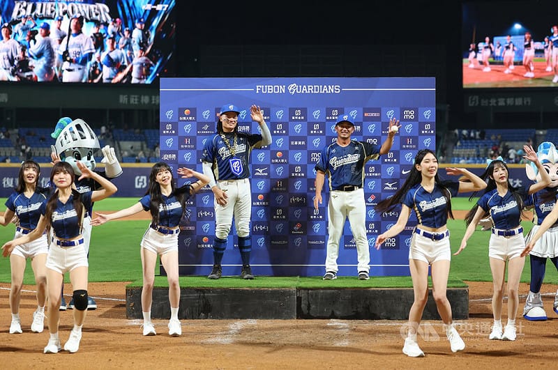 中華職棒富邦悍將隊3日例行賽以3比2在新莊主場逆轉擊敗樂天桃猿隊，總教練後藤光尊（後右）賽後為球迷獻舞，讓獲選單場MVP的張育成（後左）嚇一跳。中央社記者張新偉攝　115年4月3日&nbsp;&nbsp;&nbsp;
