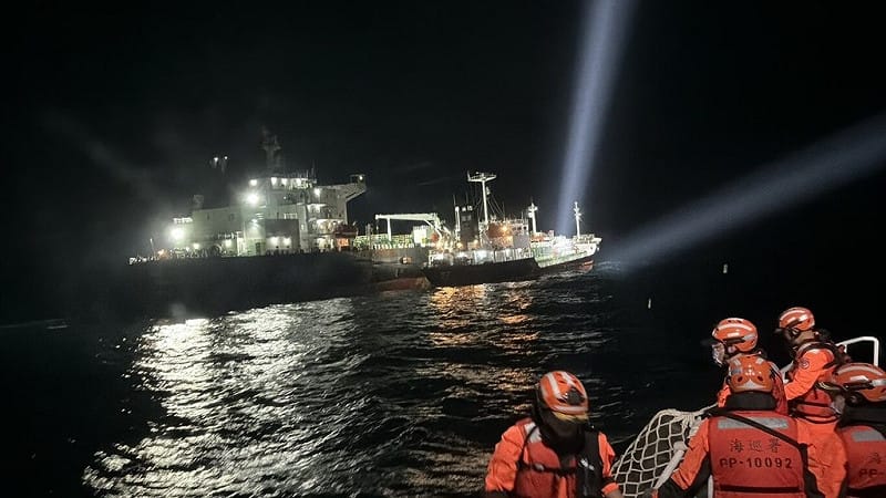 海巡署3日凌晨以雷達發現，在台中大甲外海區有2輪船並排停靠，發現2艘外籍輪船企圖利用深夜掩護進行油品交易。（海巡署提供）中央社記者趙麗妍傳真 115年4月4日&nbsp;&nbsp;&nbsp;