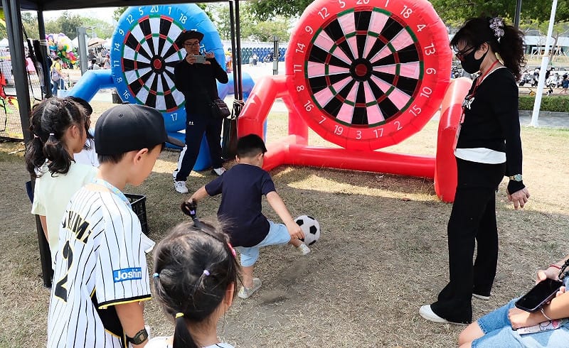 小小恐龍球員奔跑射門，進球瞬間嗨翻全場。&nbsp;&nbsp;&nbsp;圖：高雄市運發局/提供