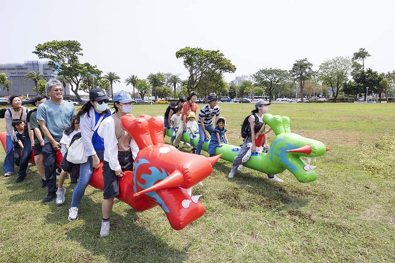 小恐龍們陸上龍舟熱血開划，默契大爆發。&nbsp;&nbsp;&nbsp;圖：高雄市運發局/提供