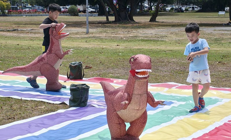 小朋友駕馭「遙控小暴龍」奔跑。&nbsp;&nbsp;&nbsp;圖：高雄市運發局/提供