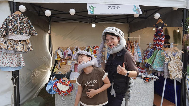 林楷軒(左)俏皮裝扮與小朋友同樂。&nbsp;&nbsp;&nbsp;圖：高雄市青年局/提供