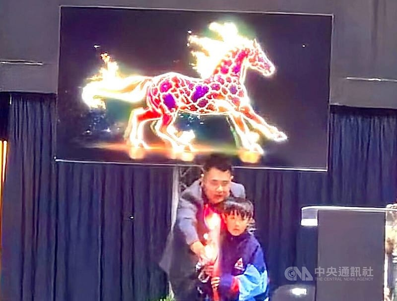 第65屆南非華人復活節運動會3日開幕典禮舉行聖火傳遞儀式，大會主席Rico Xu與年僅8歲的籃球選手Willian Chiang共同點燃象徵賽會的火馬，宣告賽事正式展開，象徵體育精神與華人文化的延續與傳承。中央社記者李依璇普勒托利亞攝　115年4月4日&nbsp;&nbsp;&nbsp;