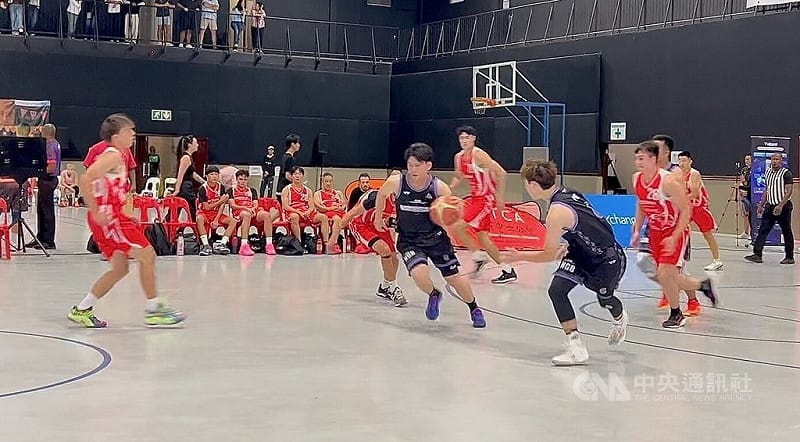 第65屆南非華人復活節運動會3日在普勒托利亞登場，來自北豪登、南豪登、西開普及鄰近地區隊伍在籃球賽事中交叉競技，展開快速攻防，球員帶球突破、防守緊逼，展現團隊合作與競技水準。中央社記者李依璇普勒托利亞攝　115年4月4日&nbsp;&nbsp;&nbsp;