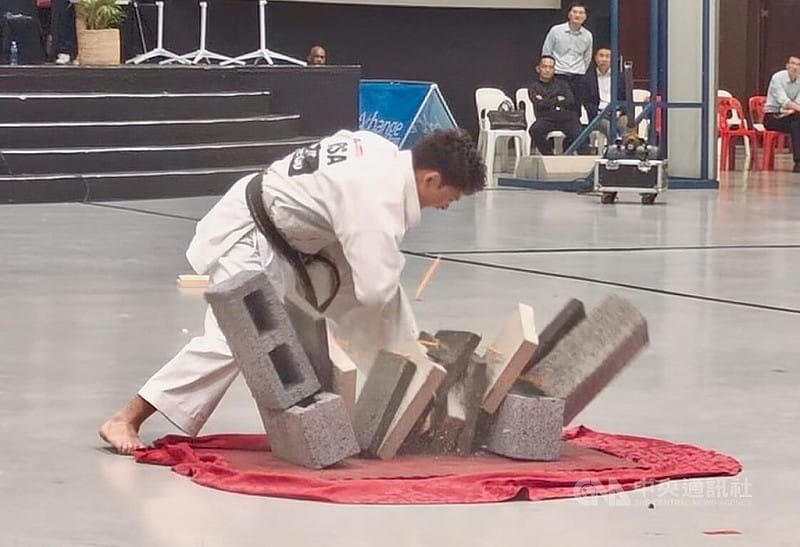 第65屆南非華人復活節運動會3日在普勒托利亞登場，開幕典禮安排跆拳道表演，示範擊破技巧，為賽事增添文化與表演元素。中央社記者李依璇普勒托利亞攝　115年4月4日&nbsp;&nbsp;&nbsp;