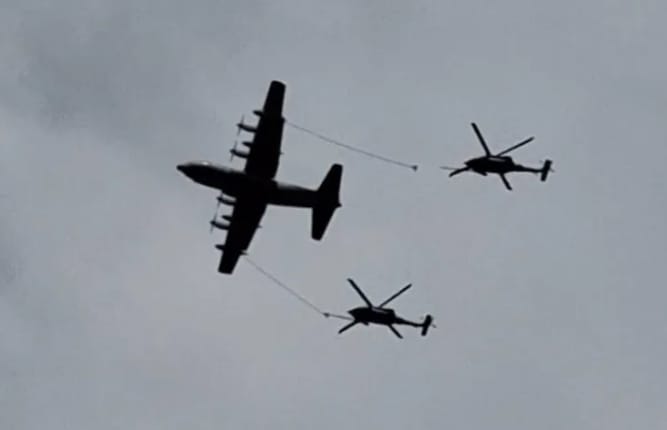 美軍加油機為兩架參加救援飛行員的黑鷹直升機空中加油。&nbsp;&nbsp;&nbsp;圖 : 翻攝自央視新聞