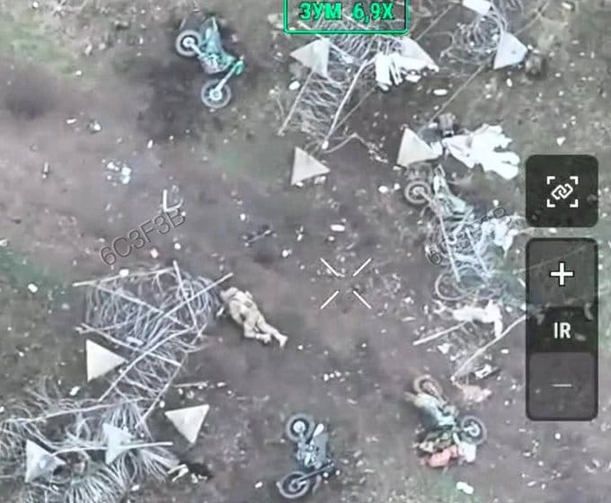 一張空拍畫面顯示，俄羅斯摩托車部隊對烏克蘭防線發動突擊後，現場留下大量殘骸與士兵屍體。&nbsp;&nbsp;&nbsp;圖:翻攝自X帳號@bayraktar_1love