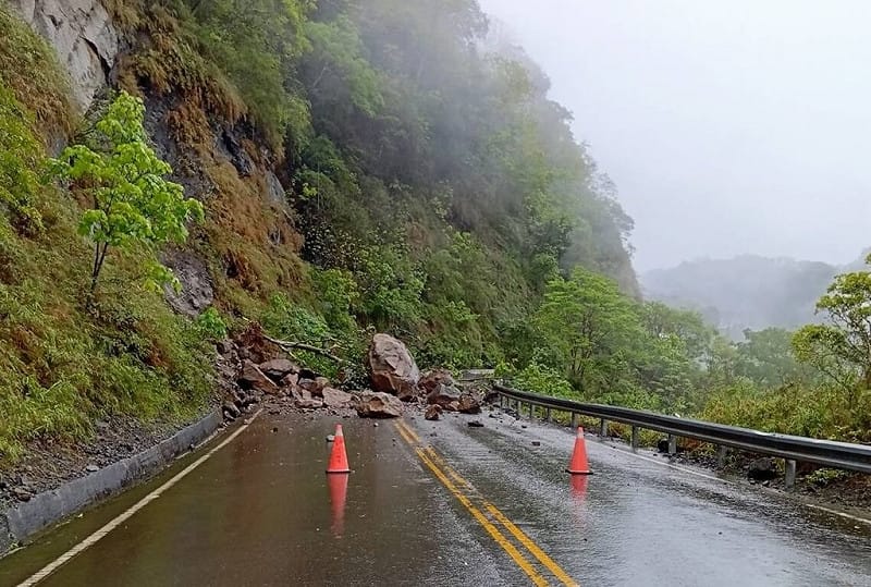 苗栗縣4日凌晨至清晨雷雨交加，雨勢驚人，獅潭鄉苗126縣道29.5公里處發生落石坍方，中斷交通，現場落石須待大型機具移除。（苗栗縣消防局提供）中央社記者管瑞平傳真　115年4月4日&nbsp;&nbsp;&nbsp;