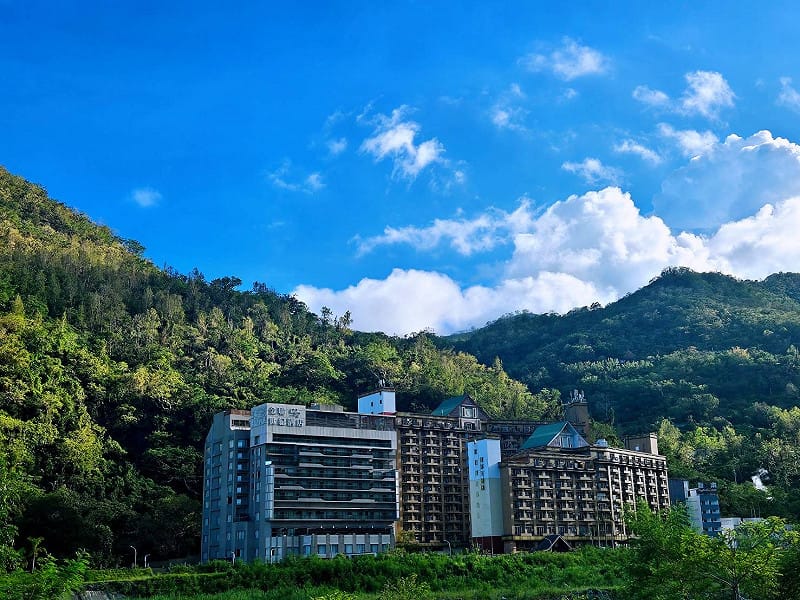 在春光下享受露天暖湯，實踐「四季泡湯、健康日常」的慢活理想。&nbsp;&nbsp;&nbsp;圖：台東縣政府／提供