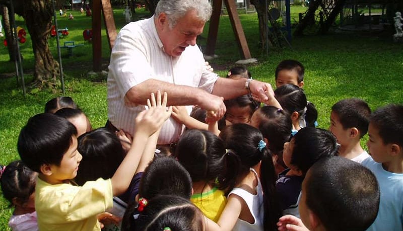 小朋友口中永遠笑臉迎人的秘爺爺。 圖:蘭陽青年會/提供 小朋友口中永遠笑臉迎人的秘爺爺。 圖:蘭陽青年會/提供