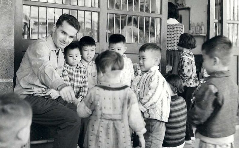 六十年前剛來台灣的秘神父,為自己的醫療傳道事工,有一套更根本的看法,就是打造一個健康、自然、藝術、快樂的環境給孩子。 圖:蘭陽青年會/提供 六十年前剛來台灣的秘神父,為自己的醫療傳道事工,有一套更根本的看法,就是打造一個健康、自然、藝術、快樂的環境給孩子。 圖:蘭陽青年會/提供