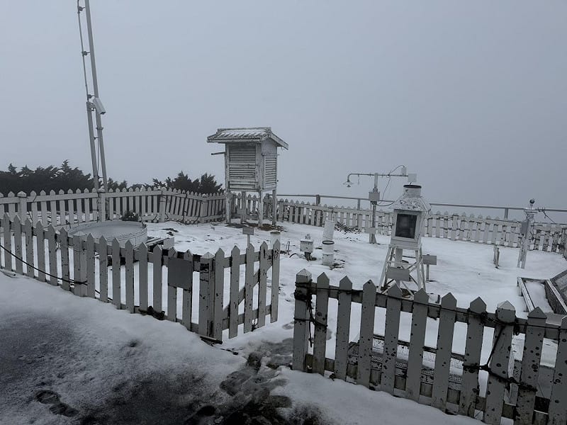 玉山下雪後路面上覆蓋一層薄雪，目前積雪已達2公分。&nbsp;&nbsp;&nbsp;圖：氣象署／提供