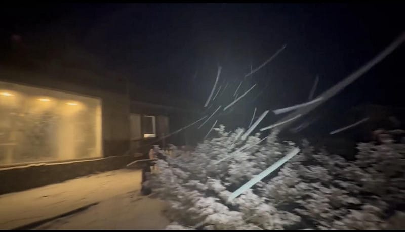 落雪從傍晚開始一直到清晨才停止。&nbsp;&nbsp;&nbsp;圖：翻攝自即時影像