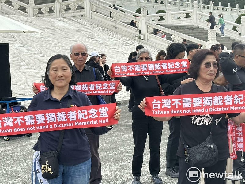  519行動組合及58個民間社團今（5）共同發起「台灣不需要獨裁者紀念堂」活動。 圖：朱蒲青/攝 