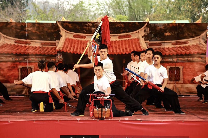 「鳳武薪傳─西螺鳳山館」結合「蜈蚣白鶴陣」等宋江陣型，展現宋江武藝傳承。&nbsp;&nbsp;&nbsp;圖：高雄市觀光局/提供