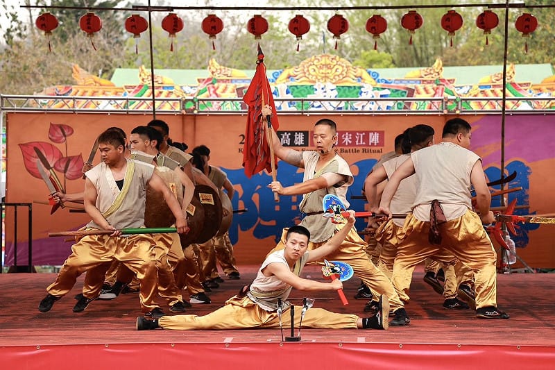 「國立臺南大學」結合廟埕印象，以蜈蚣陣法、雙龍捲水翻騰及黃蜂結巢等精采演出，展現宋江藝陣力與美的結合。&nbsp;&nbsp;&nbsp;圖：高雄市觀光局/提供