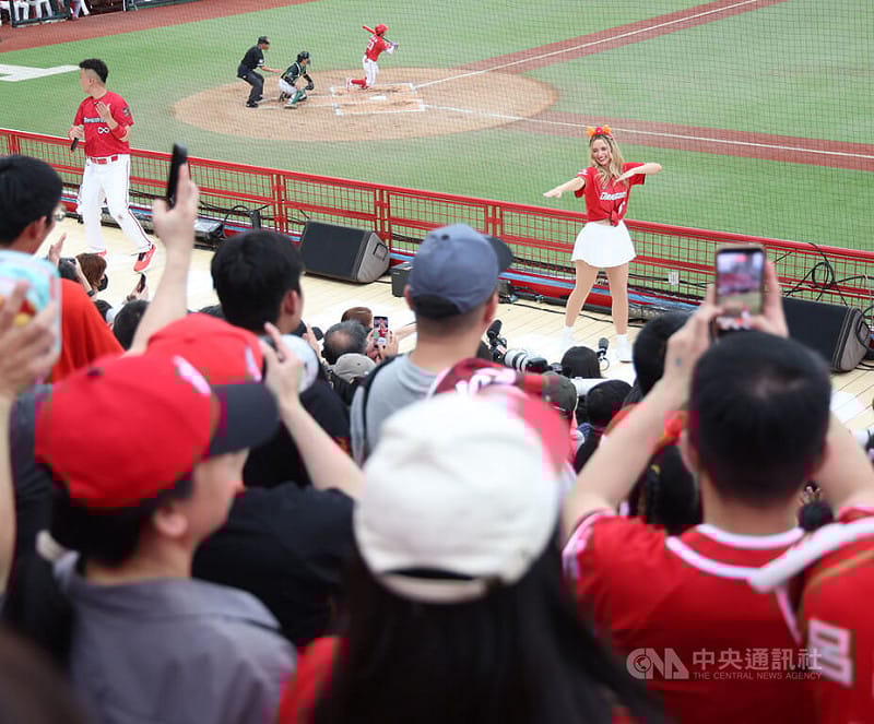 中華職棒味全龍隊5日邀請台美混血好手費柴德的太太韓納（Hanna Fairchild）（後右）到天母球場擔任開球嘉賓兼啦啦隊，韓納開球後走上看台與應援團隊一起帶動氣氛，吸引球迷目光。中央社記者張新偉攝　115年4月5日&nbsp;&nbsp;&nbsp;