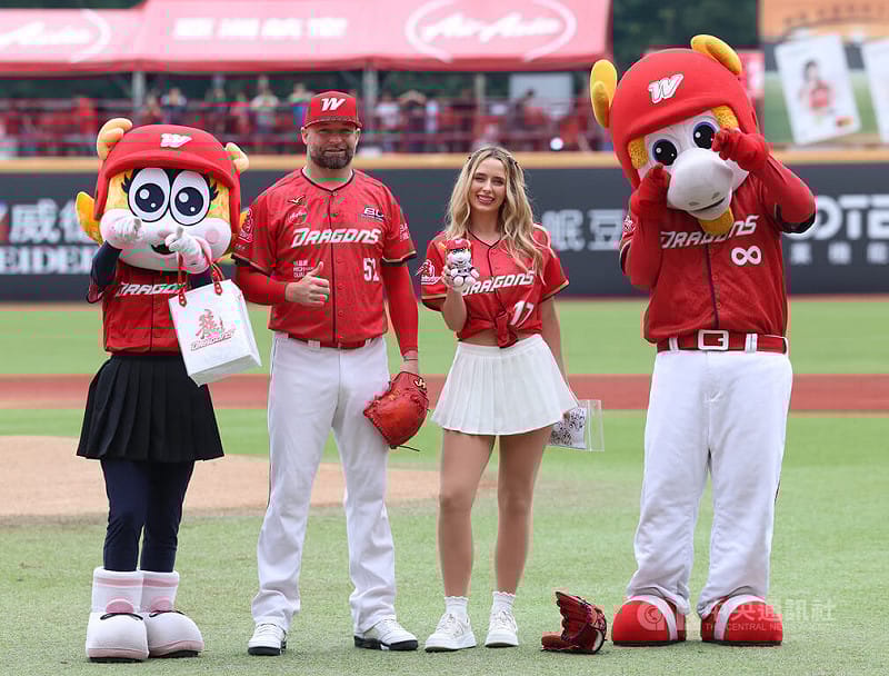 中華職棒味全龍隊5日在天母棒球場主場出賽，賽前邀請台美混血好手費柴德（Stuart Fairchild）太太韓納（Hanna Fairchild）（右）開球，完成開球後並與擔任開球捕手的伍鐸（左）合影留念。中央社記者張新偉攝　115年4月5日&nbsp;&nbsp;&nbsp;
