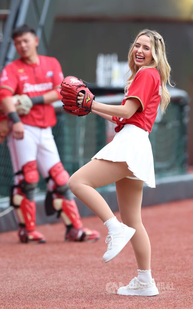 中華職棒味全龍隊賽事5日請來台美混血好手費柴德的太太韓納（Hanna Fairchild）（圖）到天母棒球場擔任賽事開球嘉賓，韓納在正式開球前於場邊練球。中央社記者張新偉攝　115年4月5日&nbsp;&nbsp;&nbsp;