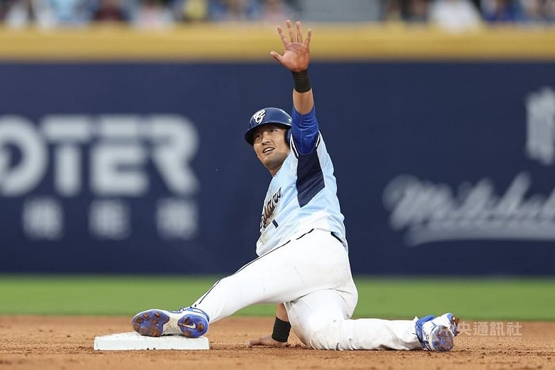 中華職棒富邦悍將球星林哲瑄（圖）引退賽5日在新莊棒球場舉行，擔任開路先鋒的他首局首打席就敲安，後續再靠著捕手捕逸成功撲上二壘。中央社記者吳家昇攝　115年4月5日&nbsp;&nbsp;&nbsp;