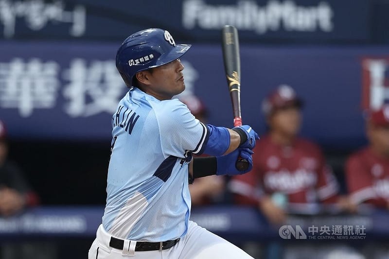 中華職棒富邦悍將隊5日主場例行賽也是球星林哲瑄（圖）的引退賽，由林哲瑄擔綱第一棒開路先鋒，首局首打席就敲出一壘安打。中央社記者吳家昇攝　115年4月5日&nbsp;&nbsp;&nbsp;