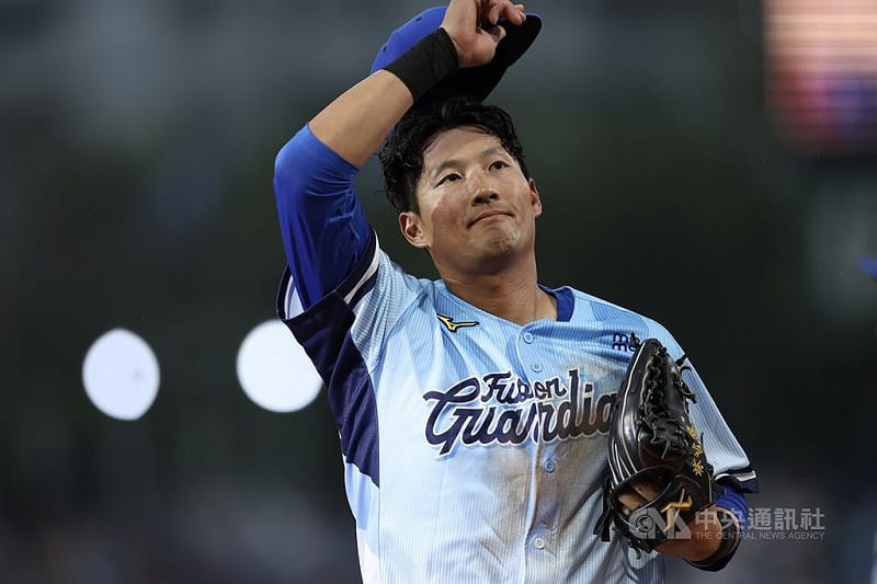 中華職棒富邦悍將隊球星林哲瑄（圖）球員生涯最後一舞，5日他擔綱先發中外野手、打第一棒，於2局上完成守備任務後退場，離場前向場邊球迷致意。中央社記者吳家昇攝　115年4月5日&nbsp;&nbsp;&nbsp;