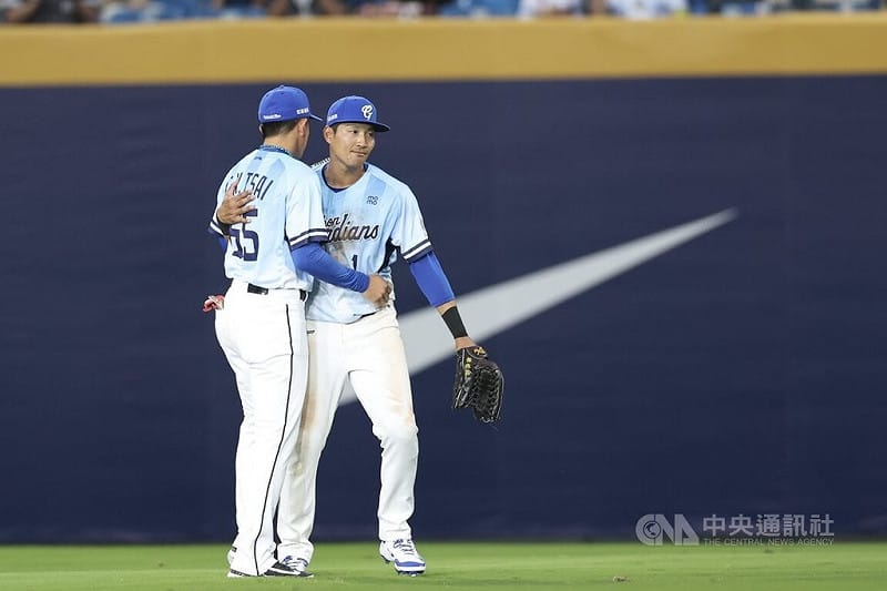 中華職棒富邦悍將隊球星林哲瑄（右）5日進行引退賽，擔綱先發中外野手、打第一棒。2局上，林哲瑄完成守備任務後交棒隊友蔡佳諺（左），離場前擁抱致意。中央社記者吳家昇攝　115年4月5日&nbsp;&nbsp;&nbsp;