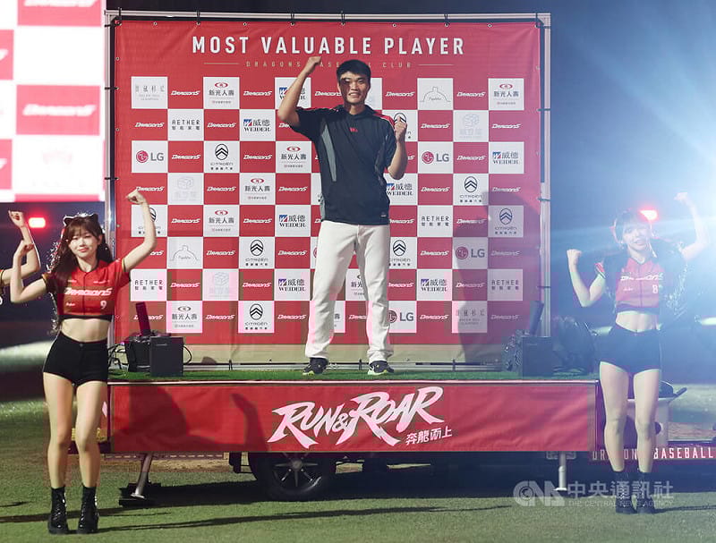 中華職棒5日在天母棒球場由台鋼雄鷹隊交手味全龍隊，龍隊先發投手郭郁政（中）主投6局無失分，助隊搶勝，賽後獲選單場MVP，開心登上MVP車與啦啦隊共舞。中央社記者張新偉攝 115年4月5日&nbsp;&nbsp;&nbsp;