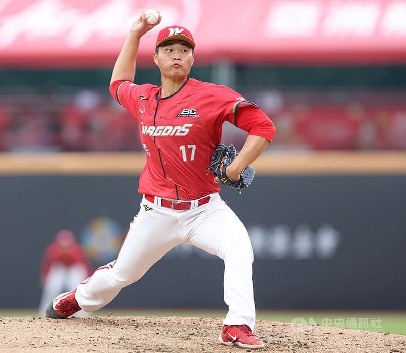 中華職棒5日在天母棒球場由台鋼雄鷹隊作客交手味全龍隊，龍隊由投手郭郁政（圖）先發出戰。中央社記者張新偉攝　115年4月5日&nbsp;&nbsp;&nbsp;