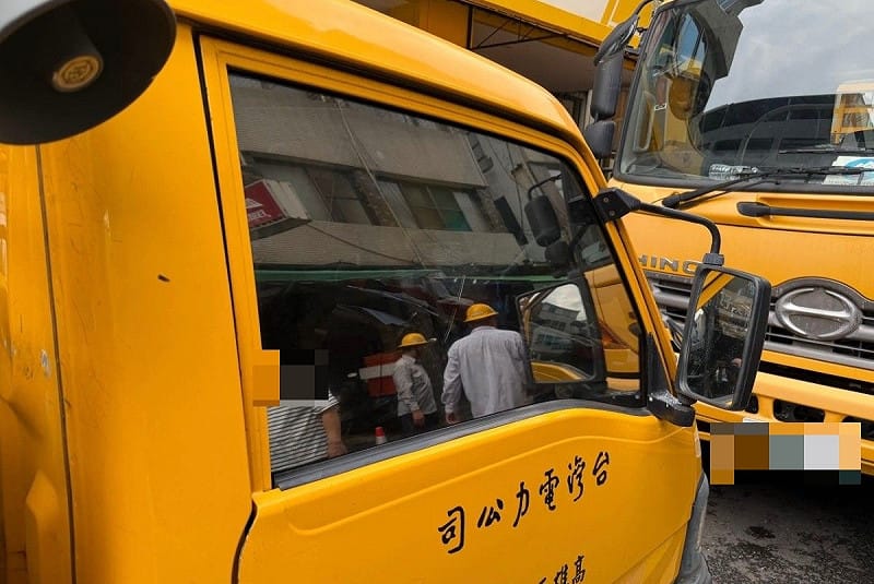台電工程車副駕駛座玻璃碎裂。&nbsp;&nbsp;&nbsp;圖：高市警新興分局/提供