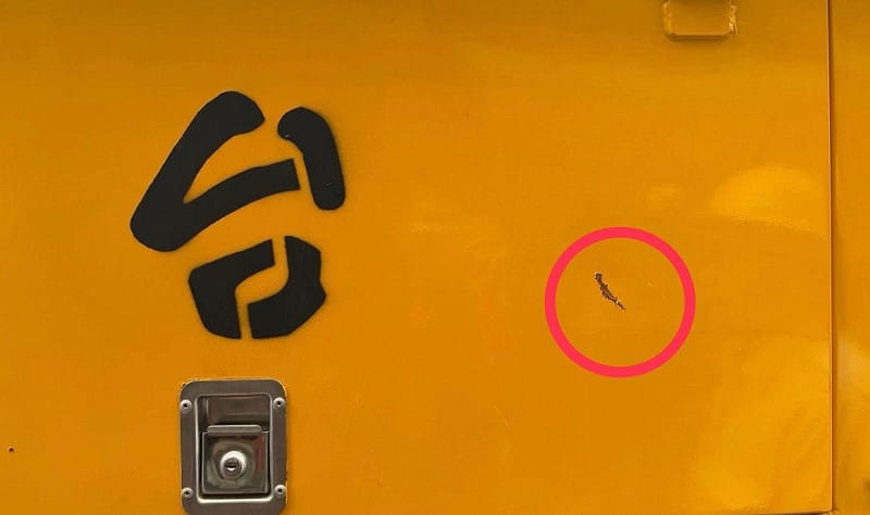 台電工程車車身遭齊婦持械毀損。&nbsp;&nbsp;&nbsp;圖：高市警新興分局/提供