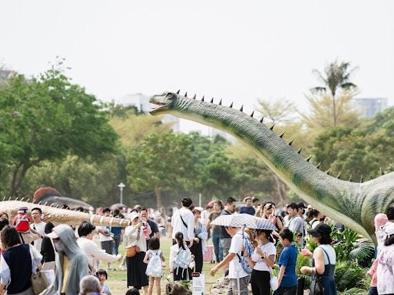 擬真恐龍吸引親子家庭踴躍出動。&nbsp;&nbsp;&nbsp;圖：高雄市教育局/提供