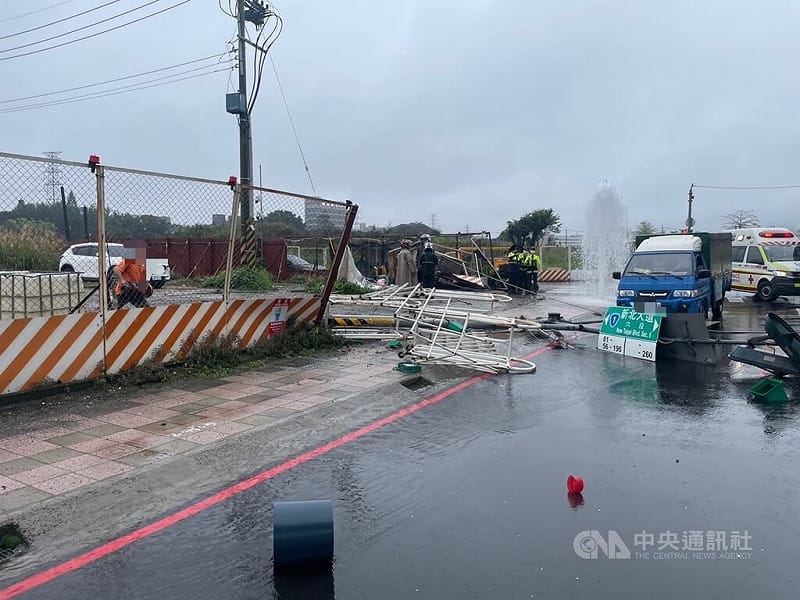 新北市泰山區台麗街與新北大道六段交叉路口發生死亡車禍，肇事車輛撞斷路牌，現場凌亂。（翻攝照片）中央社記者王鴻國傳真  115年4月6日&nbsp;&nbsp;&nbsp;