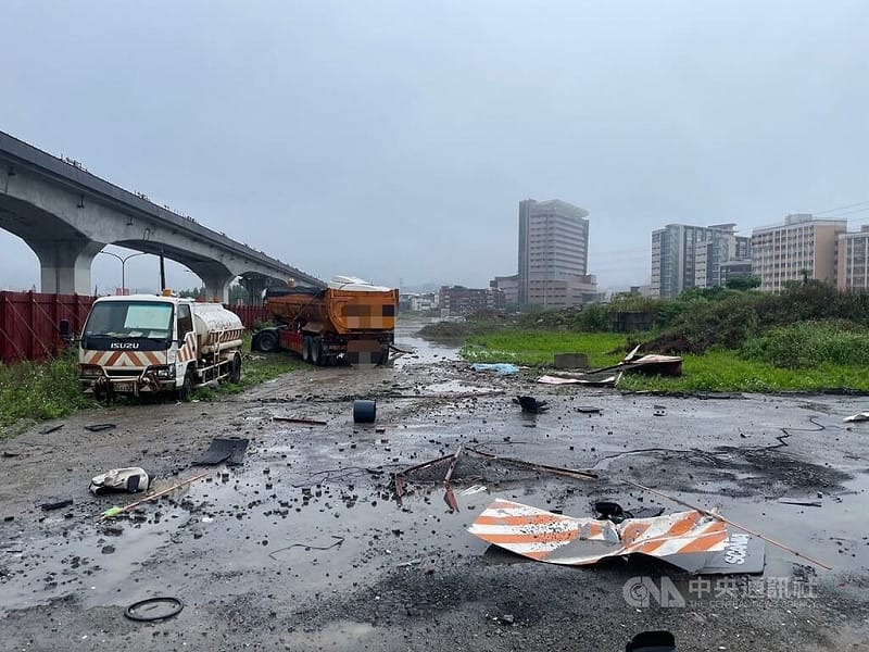 新北市泰山區台麗街與新北大道六段交叉路口發生死亡車禍，肇事車輛撞死1路人並撞進工地後停止，造成2名工地保全受傷送醫。（翻攝照片）中央社記者王鴻國傳真  115年4月6日&nbsp;&nbsp;&nbsp;