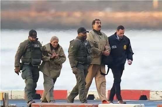 馬杜洛遭美方拘押3個月後首度出庭，當庭高喊「我是委內瑞拉總統」，否認所有指控。&nbsp;&nbsp;&nbsp;圖：翻攝自 X @whiteTony99