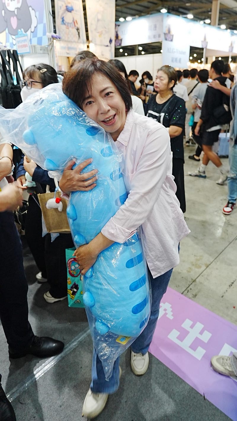 何欣純逛動漫展現場購買台中作者所創作的咖波周邊商品。&nbsp;&nbsp;&nbsp;圖：何欣純服務處/提供