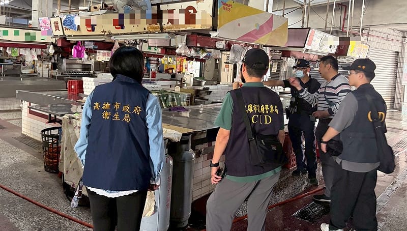 高雄市衛生局再派員至正義市場春捲攤位查察。&nbsp;&nbsp;&nbsp;圖：高雄市衛生局/提供