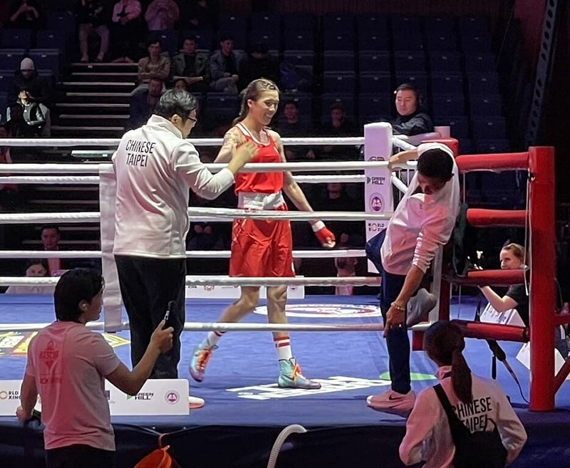 2026亞洲拳擊錦標賽在蒙古舉行，6日進行各組4強戰，台灣好手黃筱雯（紅衣者）順利擊敗中國對手趙軒，挺進冠軍決戰。（中華民國拳擊協會提供）中央社記者黎建忠傳真　115年4月6日&nbsp;&nbsp;&nbsp;