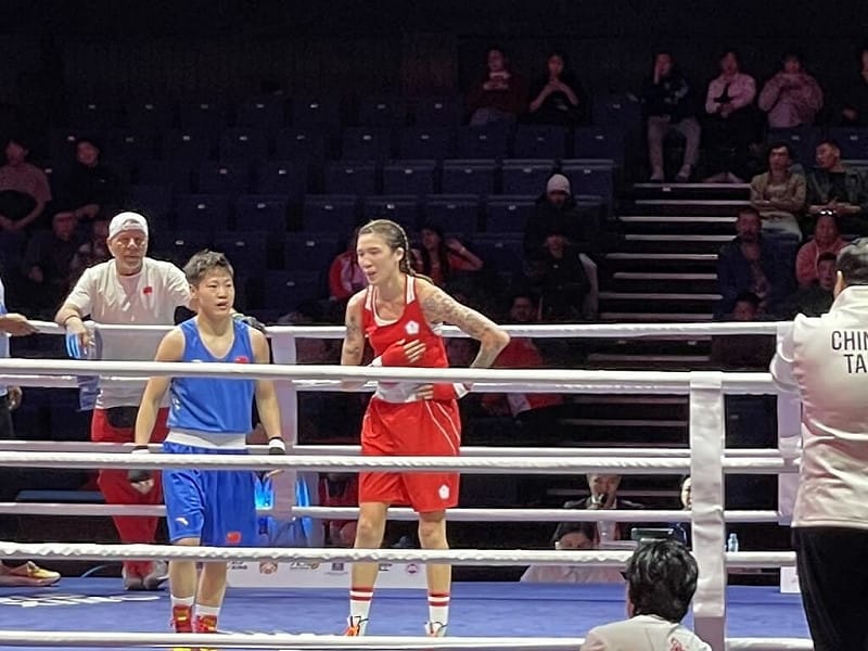 台灣拳擊女將黃筱雯（紅衣）出征2026蒙古亞錦賽，6日在女子54公斤級4強戰對上中國好手趙軒（藍衣），終場以4比1取勝、晉級冠軍賽。（中華民國拳擊協會提供）中央社記者黎建忠傳真　115年4月6日&nbsp;&nbsp;&nbsp;
