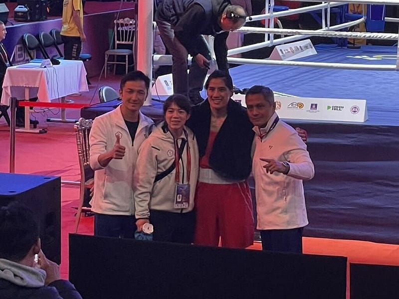 2026蒙古拳擊亞錦賽持續，台灣女將陳念琴（前右2）6日在65公斤級4強戰遭遇停電意外，最後以前2回合戰況判定陳念琴獲勝闖決賽，教練柯文明（前右）也稱讚她的表現。（中華民國拳擊協會提供）中央社記者黎建忠傳真　115年4月6日&nbsp;&nbsp;&nbsp;