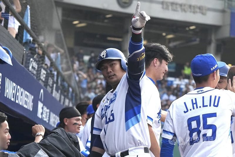 中華職棒6日在新莊棒球場舉行中信兄弟隊與富邦悍將隊的例行賽，悍將打者范國宸（中）首局開轟，2分砲助隊取得領先，回到休息區後舉手致意。中央社記者徐肇昌攝　115年4月6日&nbsp;&nbsp;&nbsp;